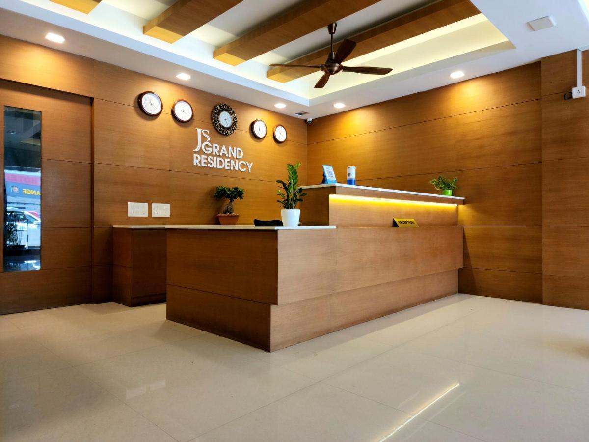 Js Grand Residency Hotel Palakkad Exterior photo